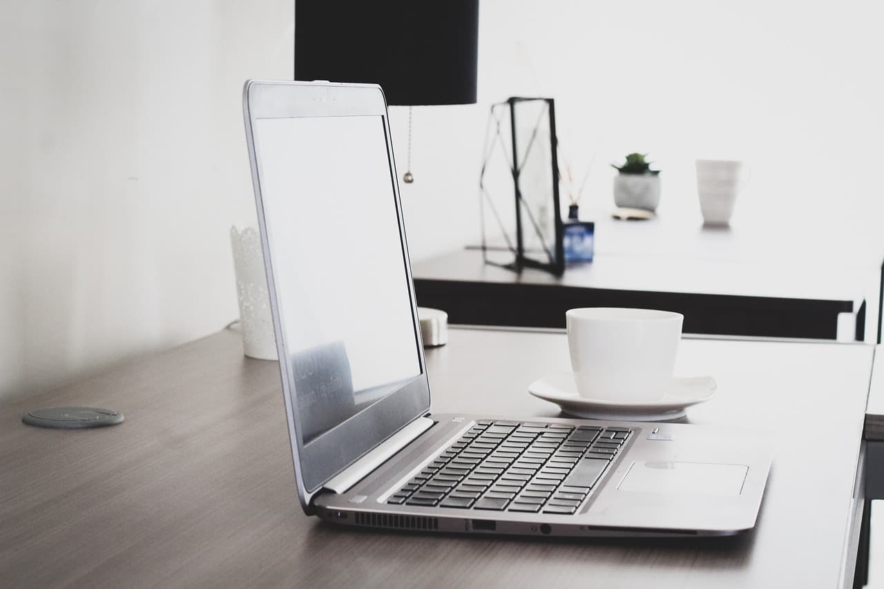 Kunde bei der Nutzung eines digitalen Self-Service-Portals