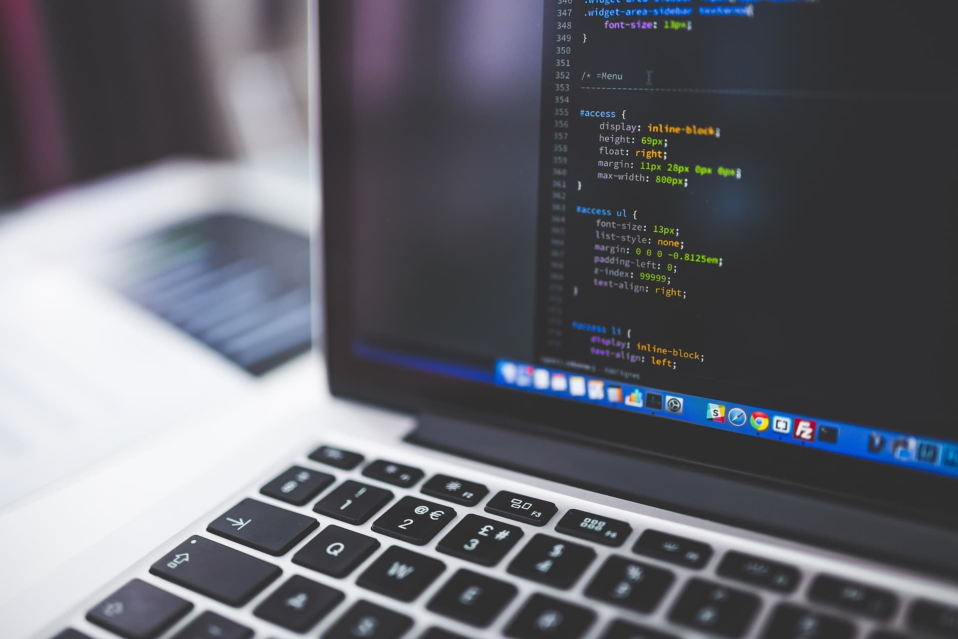 Quellcode auf dem Bildschirm eines Entwickler-Laptops