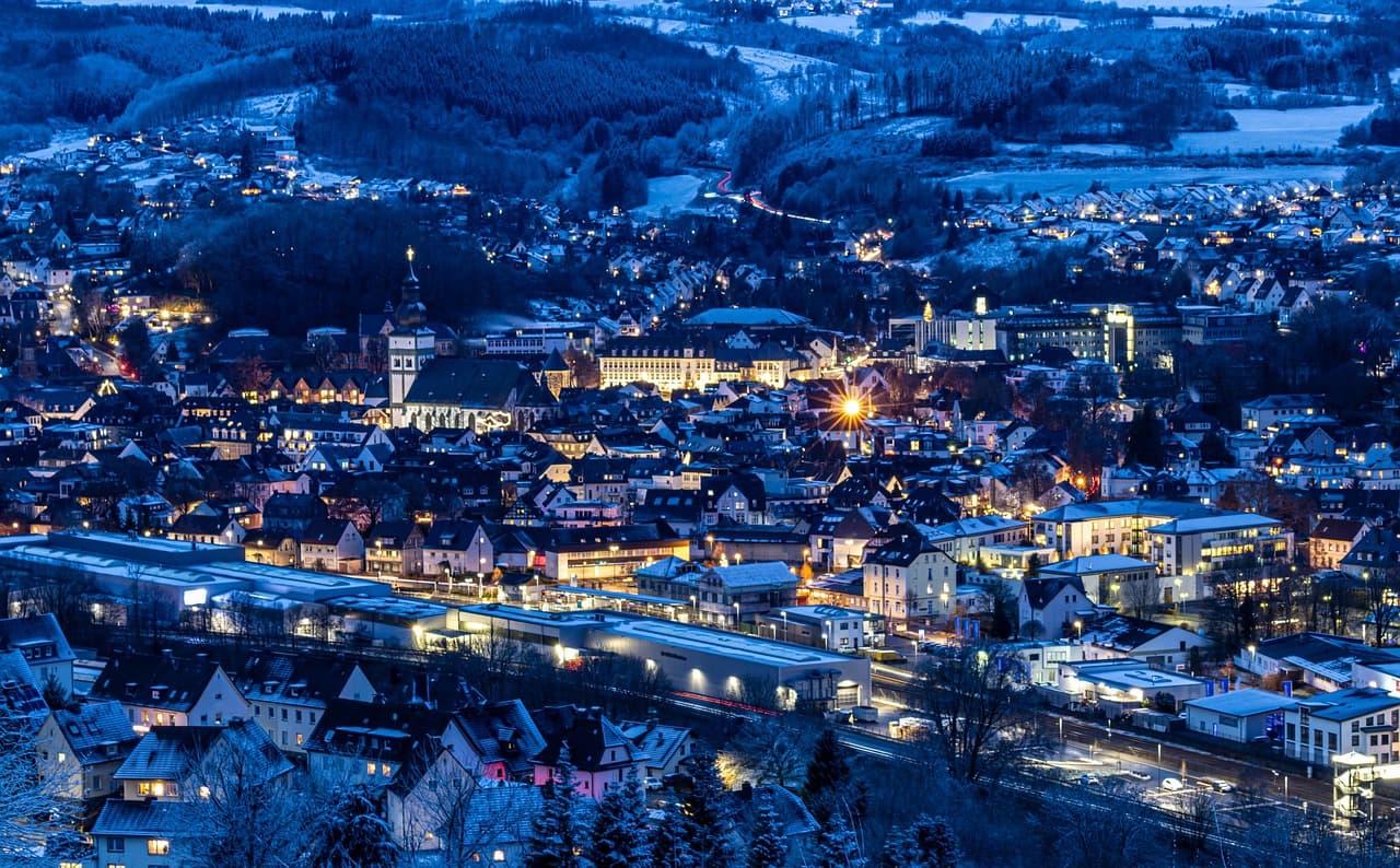 Blick über Attendorn bei Abendlicht