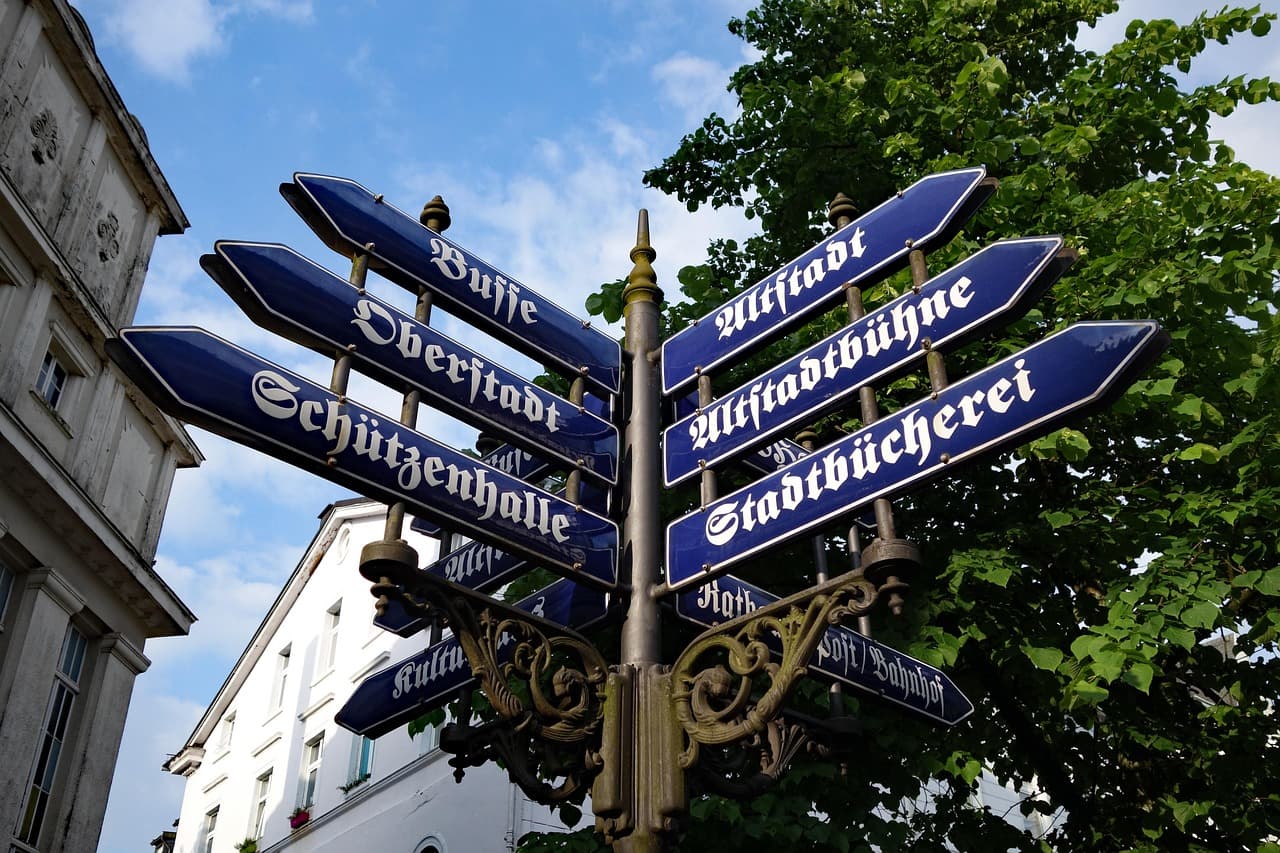 Historischer Wegweiser mit Zielen in Lüdenscheid